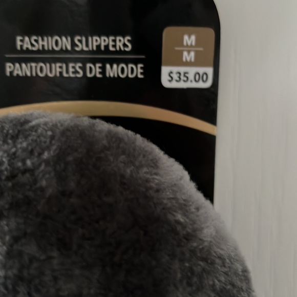 Brand new slippers - Picture 2 of 4